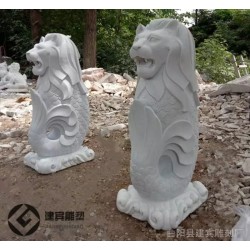 汉白玉喷水石雕鱼尾狮雕塑石头流水狮头鱼尾喷泉厂家
