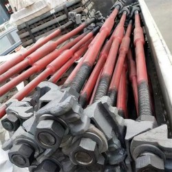 绝缘轨距拉杆22×1050横跨在钢轨之间 水平状态不歪斜